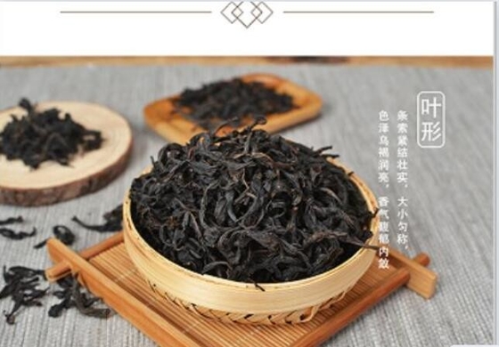 긴 타원형 또는 타원형 잎, 녹색, 반짝이는, 들어올린, 마이크로 웨브 마진, 약간 접힌 또는 평평한, 아피컬 아쿠미네이트, s