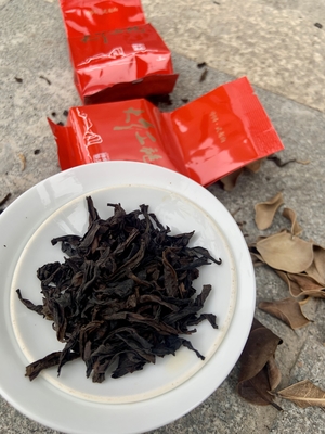 100°C 양조 온도 가 연장 된 푸 에르 차 의 과실적 인 본질 을 드러낸다