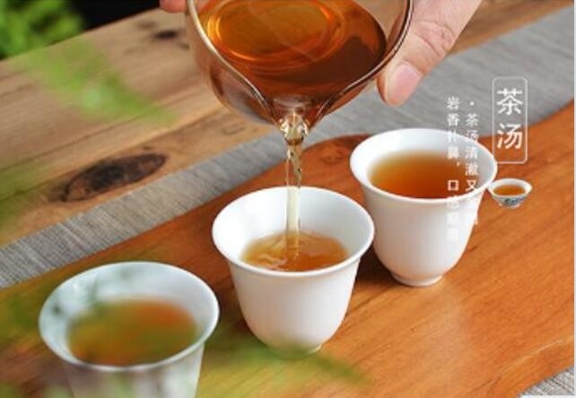 주요 장비: 포르셀린 차 냄비, 차컵 (파란색과 흰색 포르셀린, 흰색 포르셀린 차 세트가 더 좋습니다), 차 태리 또는 차