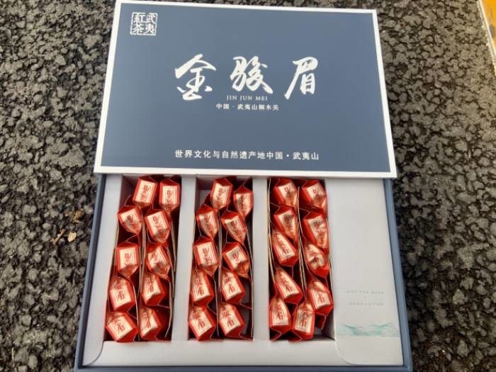 진준메이 차, 젠산의 검은 차의 한 가지, 후지안 지방의 우이산 시, 퉁무 마을에서 유래했다.