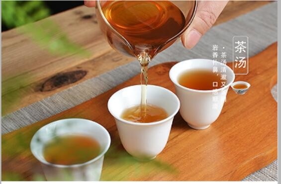 녹차와 반 발효 차에 속하는 울롱 차에는 많은 종류가 있으며 중국에서 독특한 차 범주입니다.