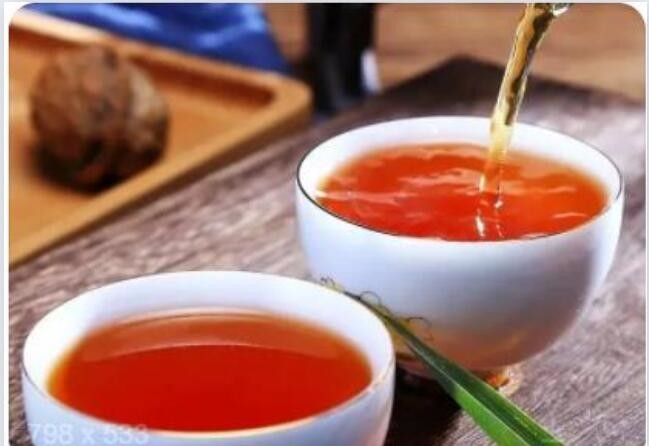 우위 바위 차 (Wuyi rock tea) 는 중국에서 유명한 전통 차이다. 그것은 바위 매치 (rock charm) 의 품질 특성을 가진 울롱 차이다.