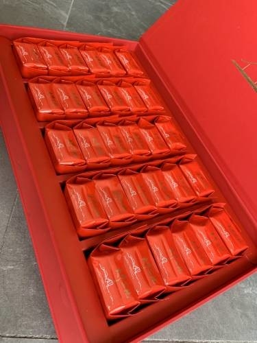 나르시스스는 클론형의 종류입니다. 반나무 유형입니다. 자연 성장 나무의 높이는 약 5미터입니다.
