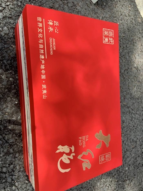나르시스스는 클론형의 종류입니다. 반나무 유형입니다. 자연 성장 나무의 높이는 약 5미터입니다.