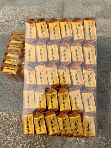 긴 타원형 또는 타원형 잎, 녹색, 반짝이는, 들어올린, 마이크로 웨브 마진, 약간 접힌 또는 평평한, 아피컬 아쿠미네이트, s
